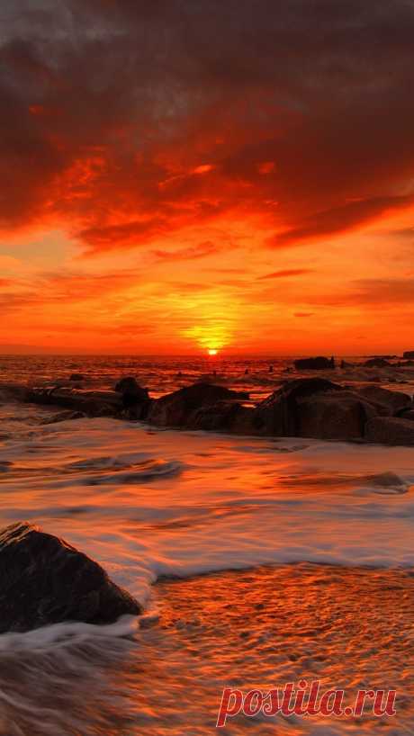 Download Wallpaper 720x1280 Sea, Waves, Rocks, Beach, Sunrise Samsung Galaxy S3 HD Background