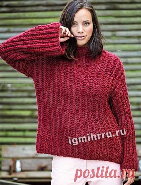Темно-красный свободный пуловер с патентным узором. Вязание спицами со схемами и описанием