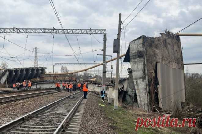 Железнодорожное полотно повреждено из-за обрушения моста в Вязьме. Один человек погиб в результате инцидента.