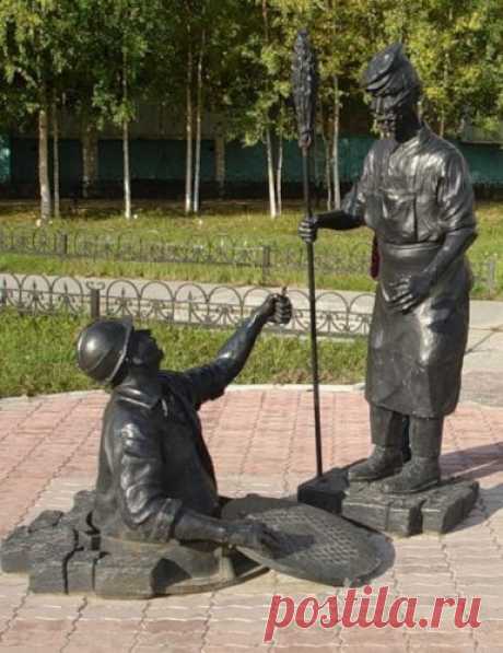 Памятник дворнику и сантехнику. Нягань
