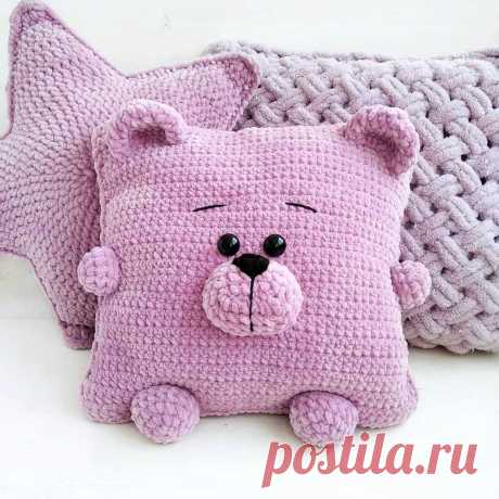 PDF Подушка Мишка крючком. FREE crochet pattern; Аmigurumi animal patterns. Амигуруми схемы и описания на русском. Вязаные игрушки и поделки своими руками #amimore - декоративная подушка в виде большого медведя из плюшевой пряжи, плюшевый мишка, медвежонок.