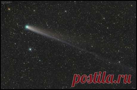 В 2013 году комета Лавджоя (C/2013 R1) соперничала с кометой ISON и победила. На этом звездном пейзаже комета Лавджоя запечатлена в день Нового года, когда она продолжала движение по утреннему небу. Изображение охватывает область размером около 3.5 градусов в созвездии Геркулеса, богатую слабыми звездами. Комету Лавджоя с трудом можно увидеть невооруженным глазом из мест с темным небом перед рассветом, однако она остается хорошей целью для наблюдателей с биноклями в северном полушарии.