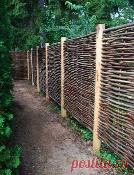 Woven twig fencing. It provides privacy and security with a more natural look than treated lumber | Brise vue jardin