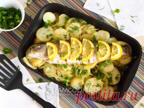 Сибас с картошкой в духовке — рецепт с фото Запекаем рыбу (целиком) с картошкой, луком и лимоном под фольгой. Получается очень сочное, пряное, лёгкое блюдо. Можно подавать на праздник.