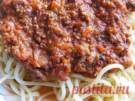 Соус Болоньезе - один из наиболее известных соусов итальянской кухни. Простой рецепт, и получается вкусное дополнение к макаронам.