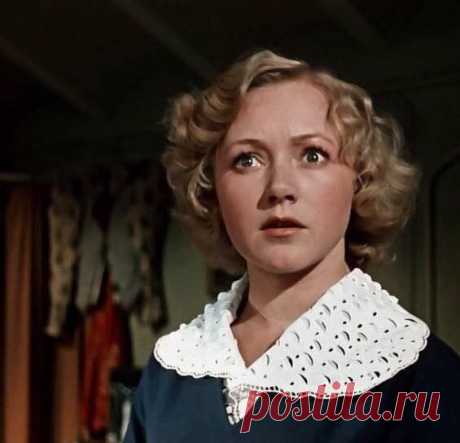 Друзья, сегодня 93 года со дня рождения актрисы Людмилы Касаткиной. Помните её героиню Леночку Воронцову из фильма «Укротительница тигров»?