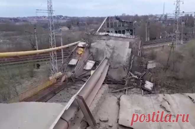 Четыре пролета Панинского путепровода обрушились в Смоленской области. Остановлено движение по железнодорожным путям по направлению Москва-Минск.