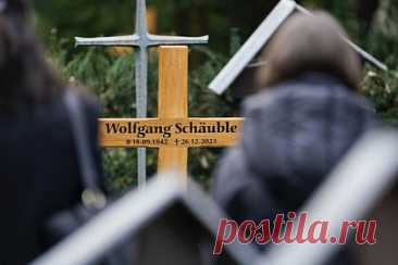 В Германии осквернили могилу бывшего главы бундестага