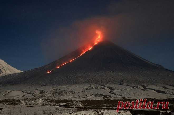 Вулкан Ключевской выбросил столб пепла на 13 километров над уровнем моря. Очевидцы сняли на видео мощное извержение вулкана Ключевской.