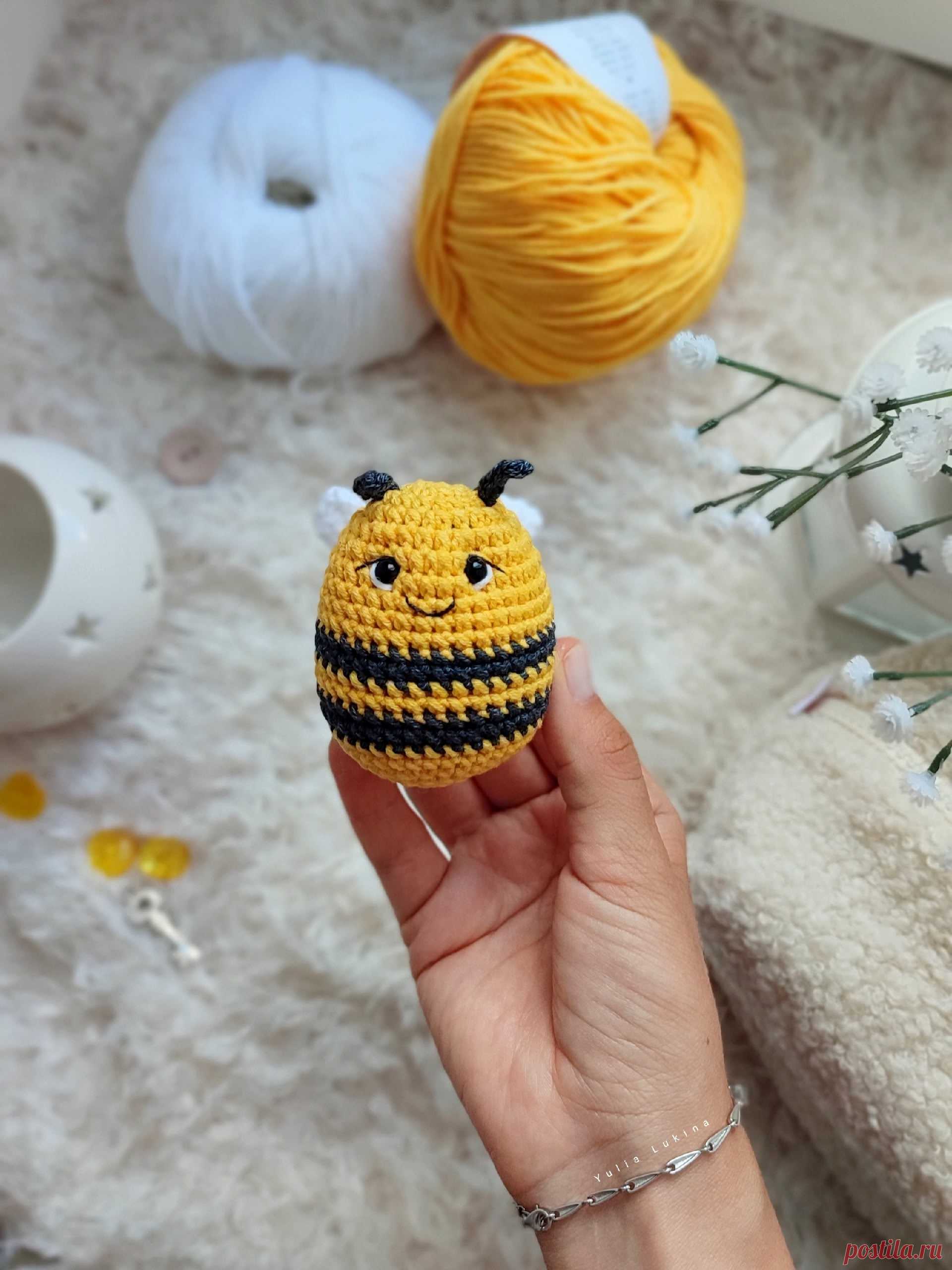 PDF Брелок Пчёлка крючком. FREE crochet pattern; Аmigurumi toy patterns. Амигуруми схемы и описания на русском. Вязаные игрушки и поделки своими руками #amimore - пчела, маленькая пчелка, пчелёнок, насекомые.