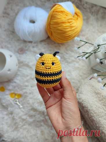 PDF Брелок Пчёлка крючком. FREE crochet pattern; Аmigurumi toy patterns. Амигуруми схемы и описания на русском. Вязаные игрушки и поделки своими руками #amimore - пчела, маленькая пчелка, пчелёнок, насекомые.