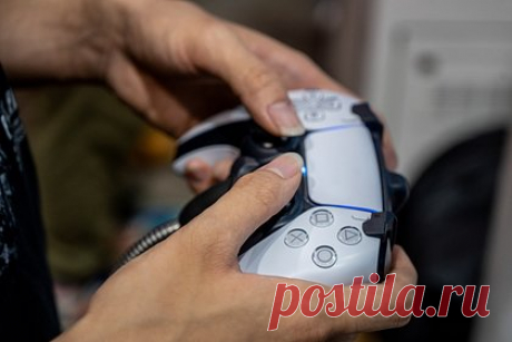 Новая игра по «Звездным войнам» появится в России в мае. Самый главный игровой релиз для фанатов вселенной «Звездные войны» — Star Wars Jedi: Survivor — появится в России в конце мая этого года. Речь идет об изданиях для консолей PlayStation и Xbox. Задержку объясняют логистикой. Сейчас их завозят в страну по параллельному импорту, что увеличивает сроки поставок.