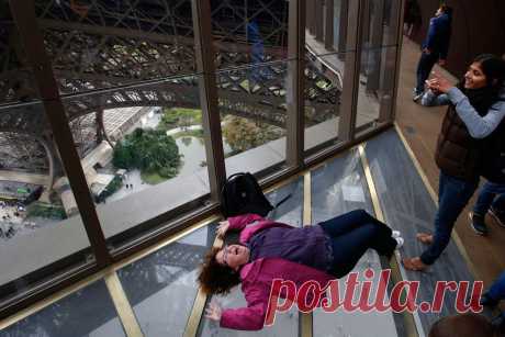 Как выглядит новый стеклянный пол Эйфелевой башни | Fresher - Лучшее из Рунета за день