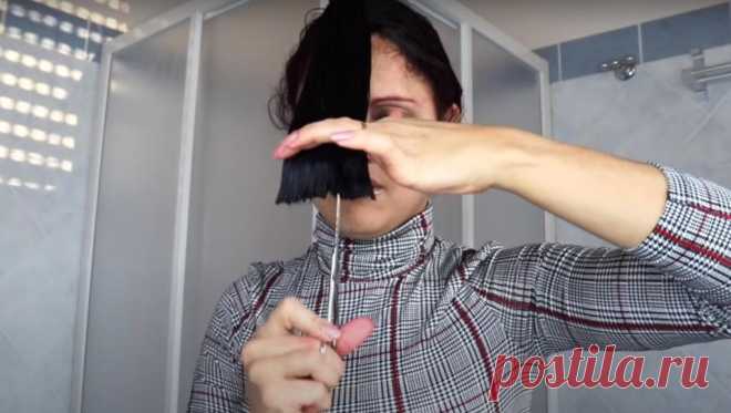 Парикмахер не нужен: девушка показала, как за несколько минут сделать идеальную каскадную стрижку на длинных волосах (видео)