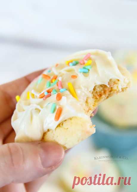 Frosted Funfetti Cake Mix Cookies - Kleinworth & Co Frosted Funfetti Cake Mix Cookies are an easy to make cookie recipe with just 5 simple ingredients. These are perfect for birthdays & all other celebrations