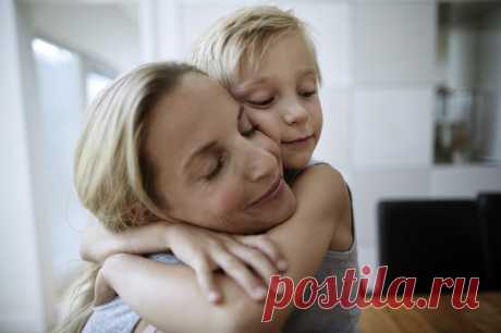 «Просто почаще обнимайте»: 15 цитат Людмилы Петрановской о воспитании детей | PARENTS