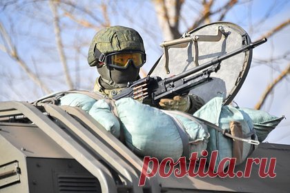 Российская артиллерия уничтожила группу украинских военных в ДНР. Российские бойцы обнаружили перемещение группы военнослужащих Вооруженных сил Украины (ВСУ) в зоне своей ответственности и уничтожили их ударом артиллерией. Засечь группу из не менее восьми украинских солдат удалось оператору БЛА 3-ей бригады 1-го Донецкого армейского корпуса. Они пытались занять новые позиции.