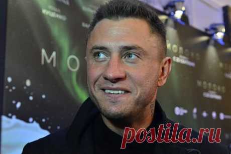 Названы пол и имя третьего ребенка Павла Прилучного. Названы пол и имя третьего ребенка российского актера театра и кино Павла Прилучного. В своих социальных сетях артист опубликовал фотографию супруги, актрисы Зепюр Брутян, вместе с новорожденным сыном. Комната, в которой позировала жена Прилучного, была украшена надписью «Добро пожаловать, Микаэль».