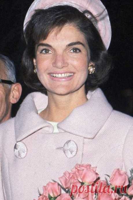 Jacqueline Kennedy Onassis, born Jacqueline Lee &quot;Jackie&quot; Bouvier July 28, 1929 – May 19, 1994)was the wife of the 35th President of the United States, John F. Kennedy, and First Lady of the United States during his presidency from 1961 until his assassination in 1963.❤✾❤✾❤✾❤✾ en.wikipedia.org/... | María Luisa Rodríguez приколол(а) это к доске Famos@s
