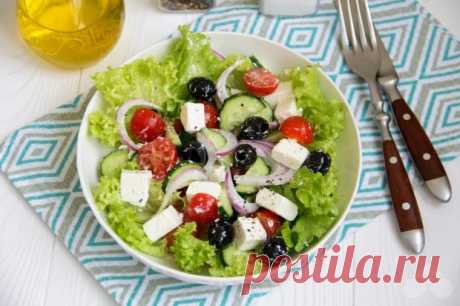 Греческий салат с брынзой, маслинами и салатом айсберг