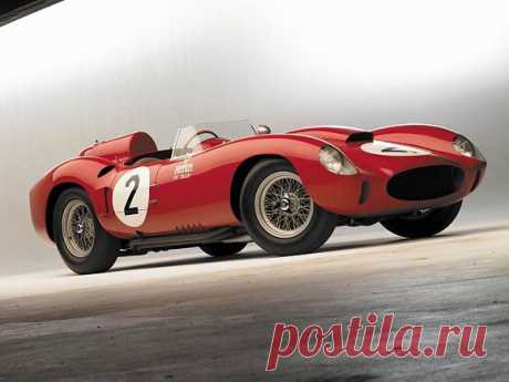 Модель Ferrari 412 S 1958 года, отмеченная множеством наград, недавно ушла с молотка на аукционе RM Auctions. Машина досталась частному коллекционеру за 5,6 млн долларов.
