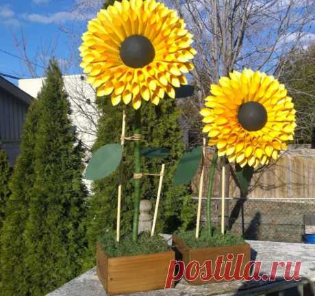 Standing paper sunflowers - Paper Flowers with Stem - Stemmed Paper Flowers - Paper Sunflower Window Display - Giant Paper Sunflower Decor Oversized paper sunflower stand would be perfect for shop window display, photo shooting background, wedding or any other occasion décor or set in a corner to add volume to a large reception site area. These Paper Flowers with stem are gorgeously large, look very natural as real sunflowers and make you want to walk up and see them up cl...