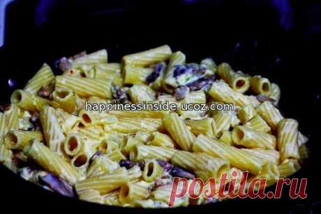 Pasta with mushrooms 
Pasta with mushrooms is a tasty and easy to make dish. You can cook it any time for your friends and family.