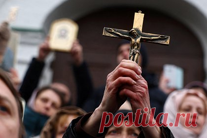 Первую панихиду по гетману Ивану Мазепе провели в Киево-Печерской лавре. Представители Православной церкви Украины впервые провели в Киево-Печерской лавре панихиду по гетману Ивану Мазепе. Панихида прошла во Всехсвятской церкви, финансирование которой когда-то осуществлял сам Мазепа. Министр культуры страны Александр Ткаченко отметил историческую значимость этого события.