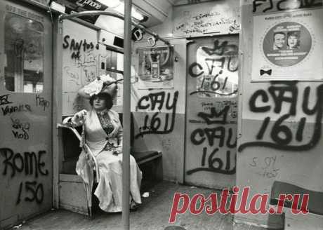 Эдитта Шерман в вагоне нью-йоркского метро, около 1968 года. | Наша Мировая История