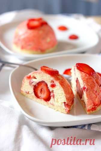 Fraisiers individuels en dôme - Gourmandiseries Réalisez ces fraisiers individuels en forme de dôme pour varier du traditionnel fraisier à partager. Retrouvez la recette sur Gourmandiseries.fr