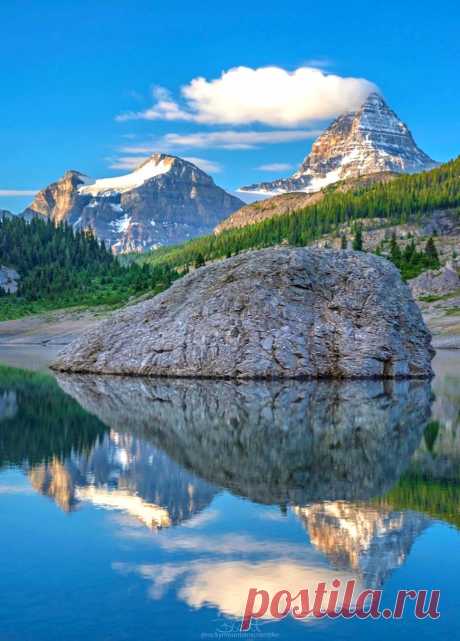 nicesight Mount Assiniboine, Canadian Rocky Mountains, Border between Alberta and British Columbia, Canada 🇨🇦
Fantastic Reflection 
Photo by rockymountainscrambler
