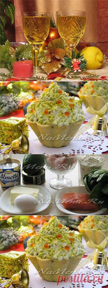Новогодняя закуска с креветками, красной рыбой и авокадо в тарталетках.