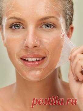 Желатиновые маски для лица: 10 лучших масок. 
 
Желатин активизирует почти все метаболические процессы, происходящие на уровне кожи – улучшает кровообращение, смягчает кожу, отбеливает, разглаживает мелкие морщинки, очищает поры. 
 
1. Омолаживающая желатиновая маска по классическому рецепту 
 
Столовую ложку желатинового порошка залейте 3-мя ст. ложками холодной воды, подождите, пока желатин набу