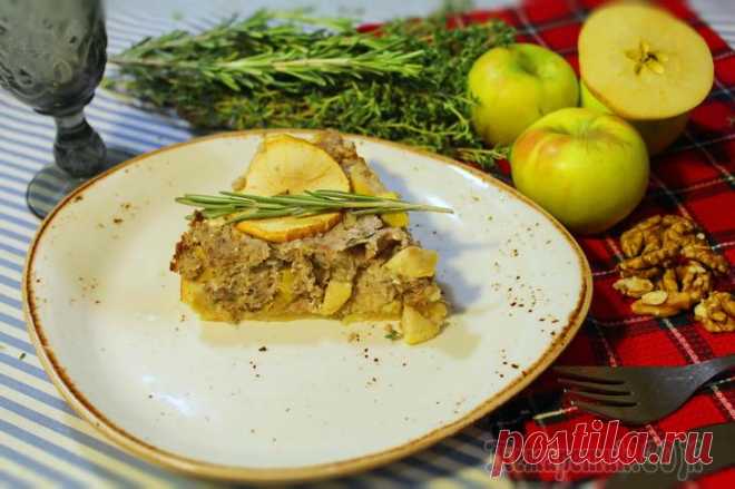 Осенний пирог со свининой, яблоками и травами