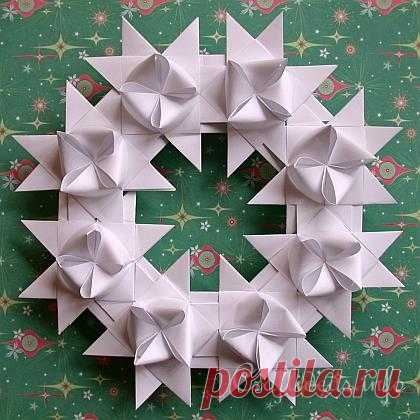 Christmas Crafts - Paper Crafts - German Star Paper Wreath