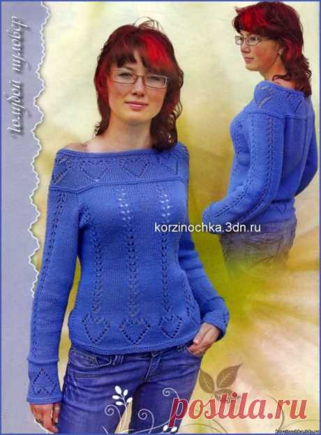 Голубой вязаный пуловер.