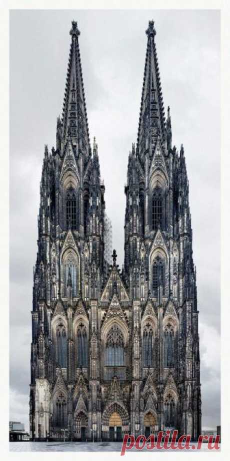 Facades. Hohe Domkirche zu Köln. Phtography © Markus Brunetti 2014. Courtesy of MAKK. Click above to see larger image.