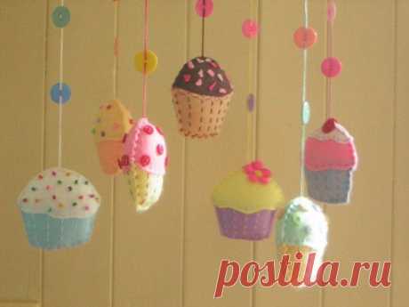 LAST ONE Cupcake mobile with felt cupcakes. Ready to ship. An original design by…