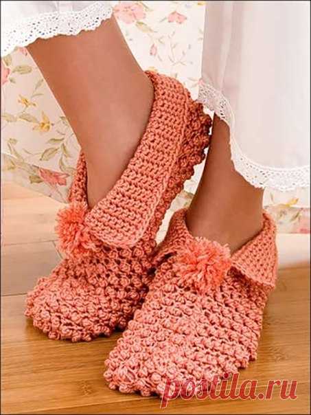 ​Домашние тапочки крючком. Размеры: длина стопы 14 (17, 20, 25) см. / knittingideas.ru