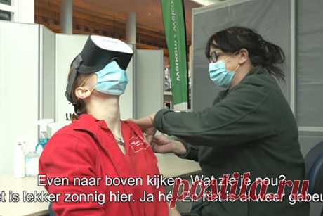 В Нидерландах предложили вакцинироваться в очках виртуальной реальности. Глава Минздрава Нидерландов предложил гражданам, которые боятся вакцинироваться от коронавируса, но настроены сделать прививку, пройти вакцинацию в очках виртуальной реальности. По его словам, VR-очки помогут расслабиться в процессе вакцинации. С этими методами работают в Роттердаме.