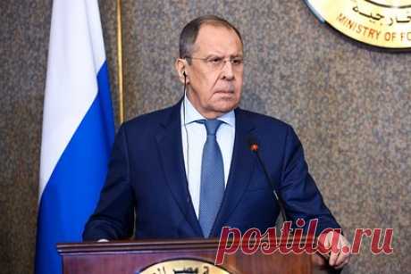 Глава МИД оценил планы Запада разделить Россию и Украину. Глава МИД России Сергей Лавров во время визита на 201-ю российскую военную базу в Душанбе заявил, что Украина долгое время «вскармливалась» США в сугубо русофобском ключе. Однако, по его словам, несмотря на это, планам западных государств по разделению России и Украины не суждено сбыться.