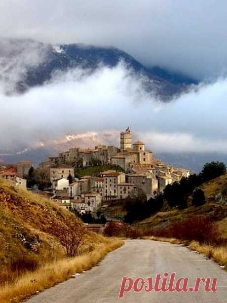 Красочный вид на коммуну Кастель-дель-Монте. Абруццо, Италия