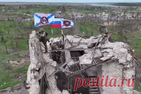 Минобороны показало кадры установки флага РФ в освобожденной Новомихайловке. О взятии под контроль населенного пункта в ДНР стало известно 22 апреля.
