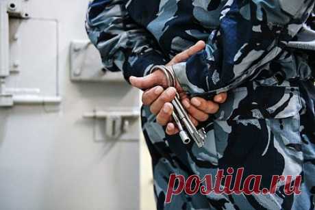 Пьяный иностранец выбросил 20-летнюю дочь с пятого этажа в российском городе. Суд в Новосибирске продлил арест мужчине, который напился и столкнул 20-летнюю дочь с балкона пятого этажа. Девушка получила травмы, в том числе позвонков, но осталась жива. Она и свидетели инцидента рассказали, что после употребления алкоголя фигурант всегда становится агрессивным по отношению к своей семье.