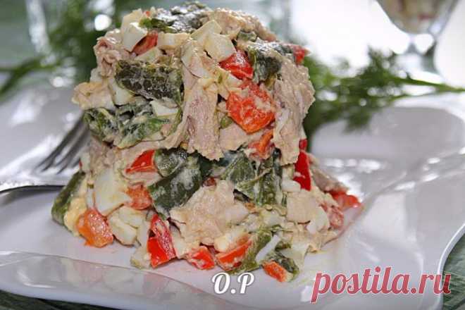 Красивый и вкусный салат «Шедевр»с курицей и болгарским перцем.