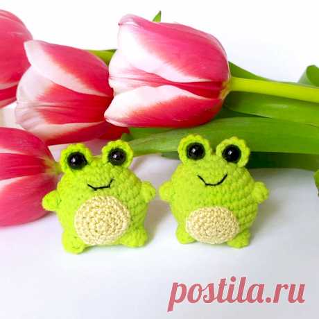 PDF Лягушка брелок крючком. FREE crochet pattern; Аmigurumi toy patterns. Амигуруми схемы и описания на русском. Вязаные игрушки и поделки своими руками #amimore - маленький брелок в виде лягушки, лягушонок.