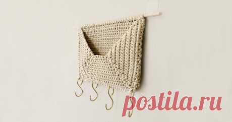 Free Crochet Pattern // Wall Pocket Organizer - Fresh Knack The wall pocket organizer is an easy crochet pattern using only single crochet and decreases. Great personalized organization for your home.