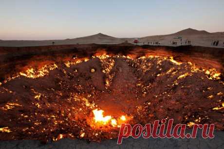 ФОТО: Газовый кратер Дарваза в Туркменистане местные жители еще называют «Вратами ада». Он образовался в 1971 году в результате раскопок и бурения, проводимых советскими геологами. Ученые наткнулись на подземную каверну (то есть пустоту), земля обвалилась, в атмосферу стал поступать вредный газ. Чтобы остановить поток, исследователи его подожгли. С тех пор кратер непрерывно горит — днем и ночью - научно-популярный журнал GEO