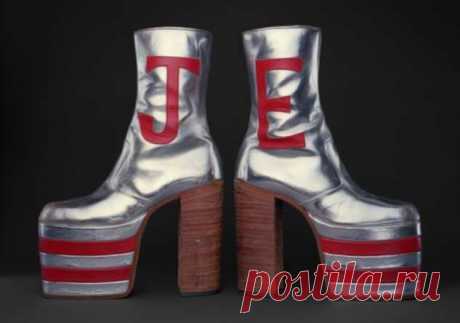 Самая безумная обувь Элтона Джона: Платформы, ходули, крылатые ботинки и др | Офигенная