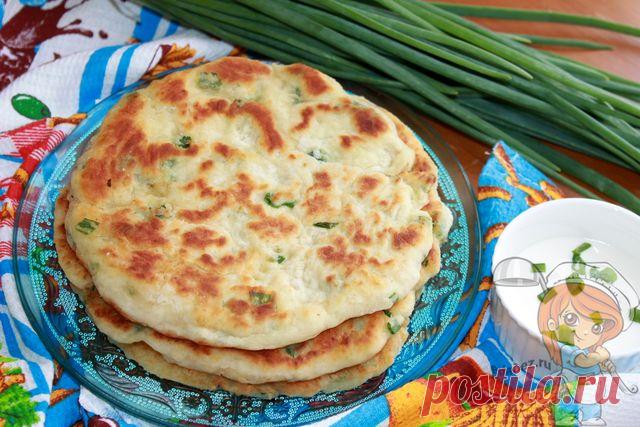 лепёшки на сковороде с сыром и луком. лепешки с зеленым луком на сковороде. лепешки с зеленым луком на сковороде. лепешка слоеная луковая. лепешки с зеленым луком и сыром.